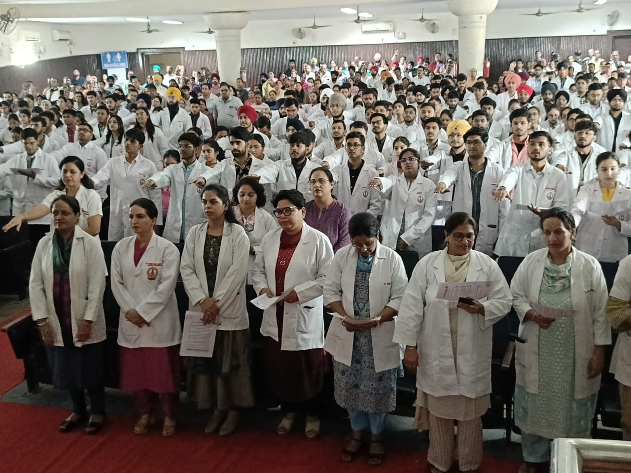 व्हाइट कोट सेरेमनी के दौरान मेडिकल कॉलेज के विद्यार्थियों को चरक शपथ दिलाई गई